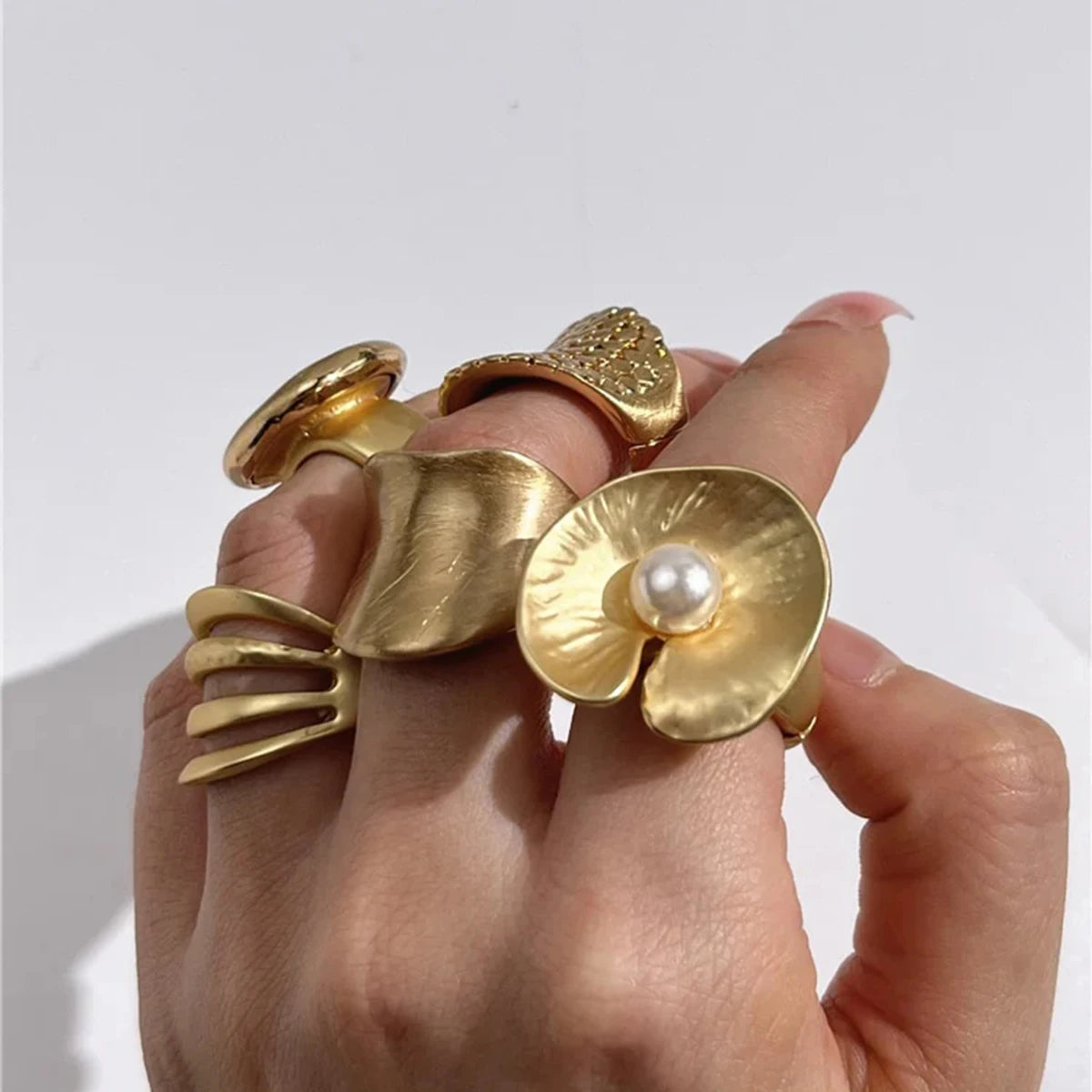 Minimalistischer 18k vergoldeter Edelstahl unregelmäßiger kreisförmiger gefalteter Perlblatt-Offenring für Frauen, anti-allergischer Charmschmuck