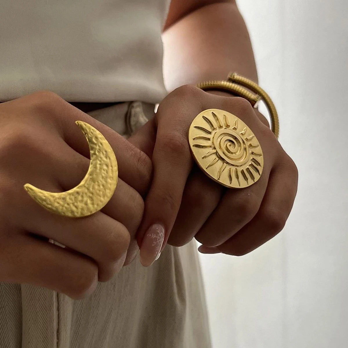 Uitzonderlijke 18K PVD-geplateerde roestvrijstalen delicate ronde middelste zonnebloem open ring dames hoge kwaliteit charme stijlvolle sieraden