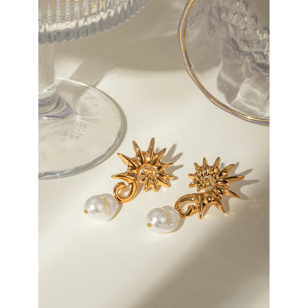 18K PVD-beschichteter Edelstahl Einfacher Seepferdchen-Faden Hängende Imitationsperlen-Ohrringe Wasserdicht Hochwertiger Damenschmuck