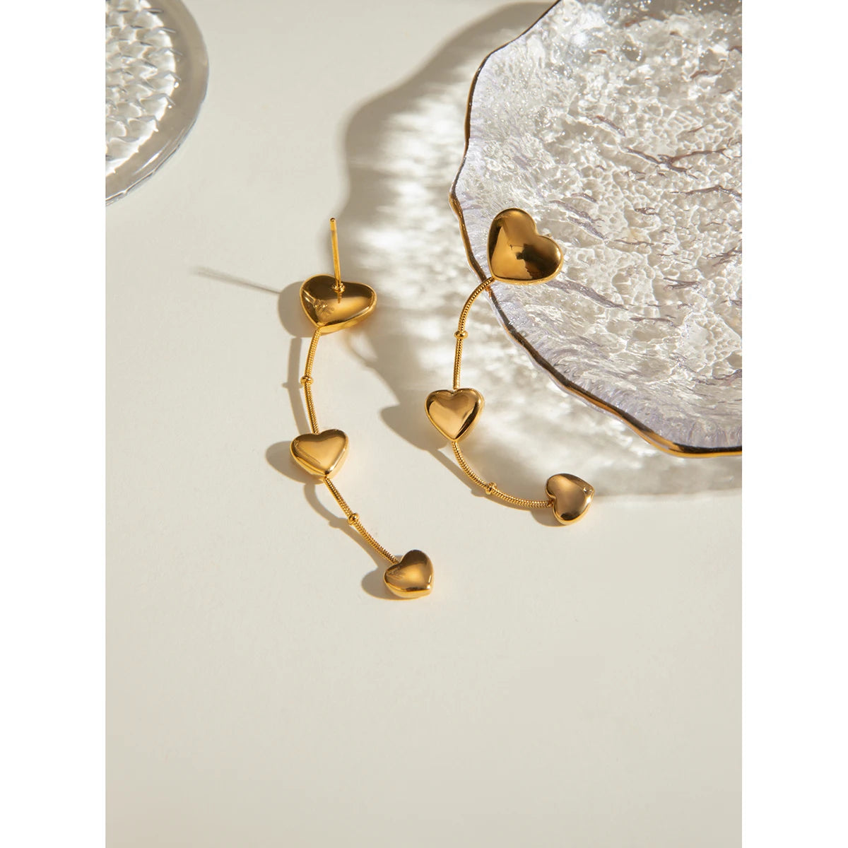 18K Altın Kaplama Metalik Geometrik Paslanmaz Çelik Parlak Üçlü Aşk Kalp Kolye Küpe Kadın Gala Takısı