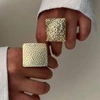 18K Edelstahl wasserdichter quadratischer konvexer Hammerkorn offener Ring für Frauen, anti-allergisch, eleganter Charme, täglicher Strand-Schmuck