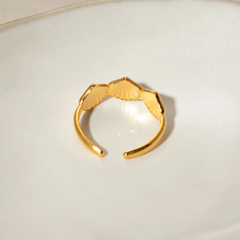 2024 Delicate Stainless Steel 18k Gold Stainless Steel Shell Shaped Opening Ring Gold Color Texture Trend Jewelry for Women