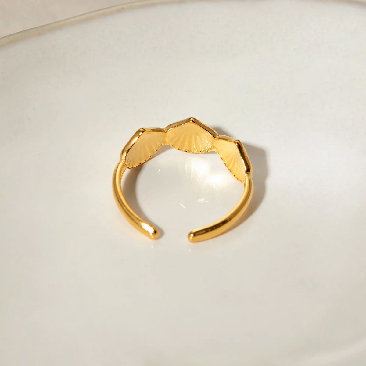 2024 Zarter Edelstahl 18k Gold Edelstahl Muschelförmiger Öffnungsring Goldfarbene Textur Trend Schmuck für Frauen