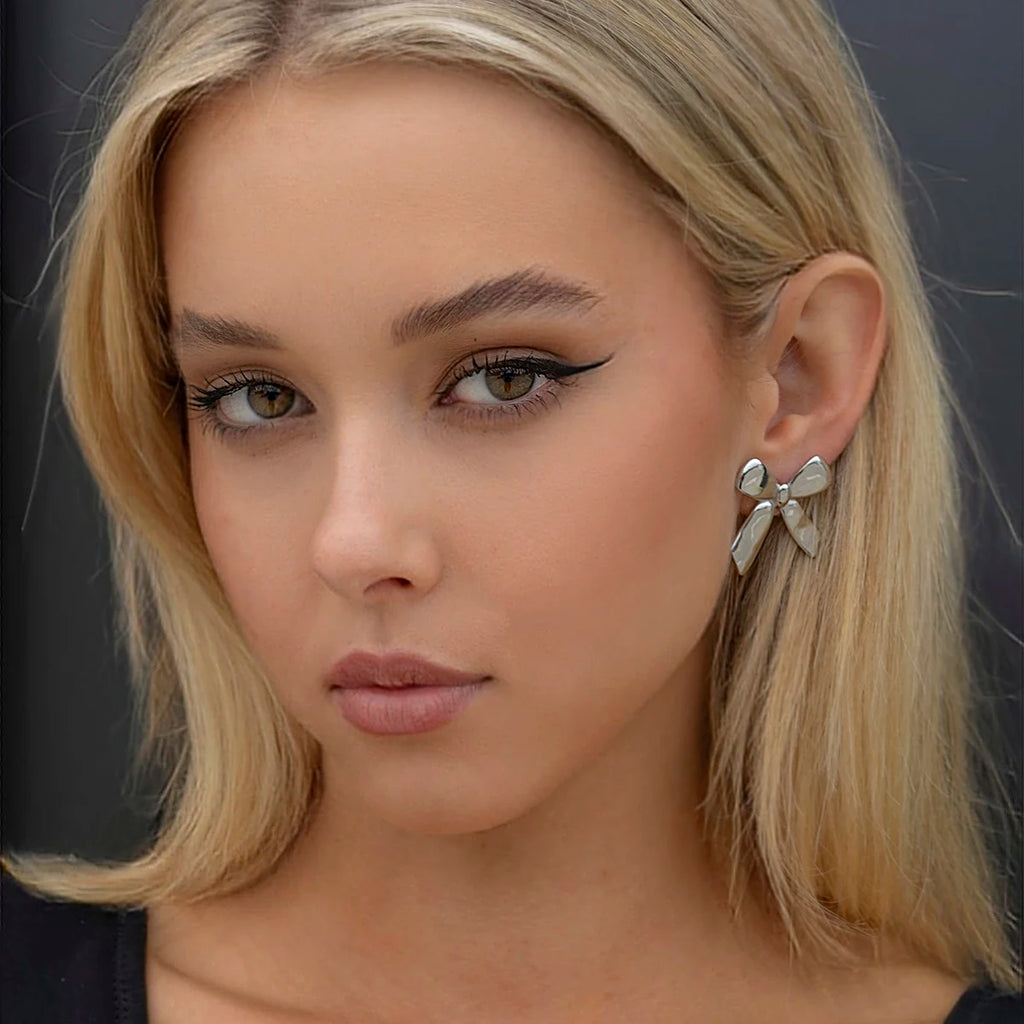 18K forgyldt rustfrit stål Geometrisk sløjfedesign Glatte øreringe Metaltekstur Delikat Temperament Modesmykker