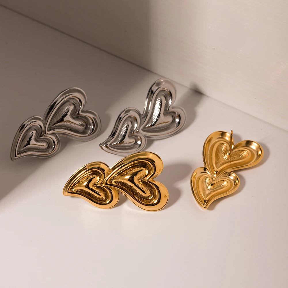 Dobbelt hjerteformet rustfrit stål 18K forgyldt flydende hammerkorn Halv-3D øreringe Lette luksus anløbningssikre smykker