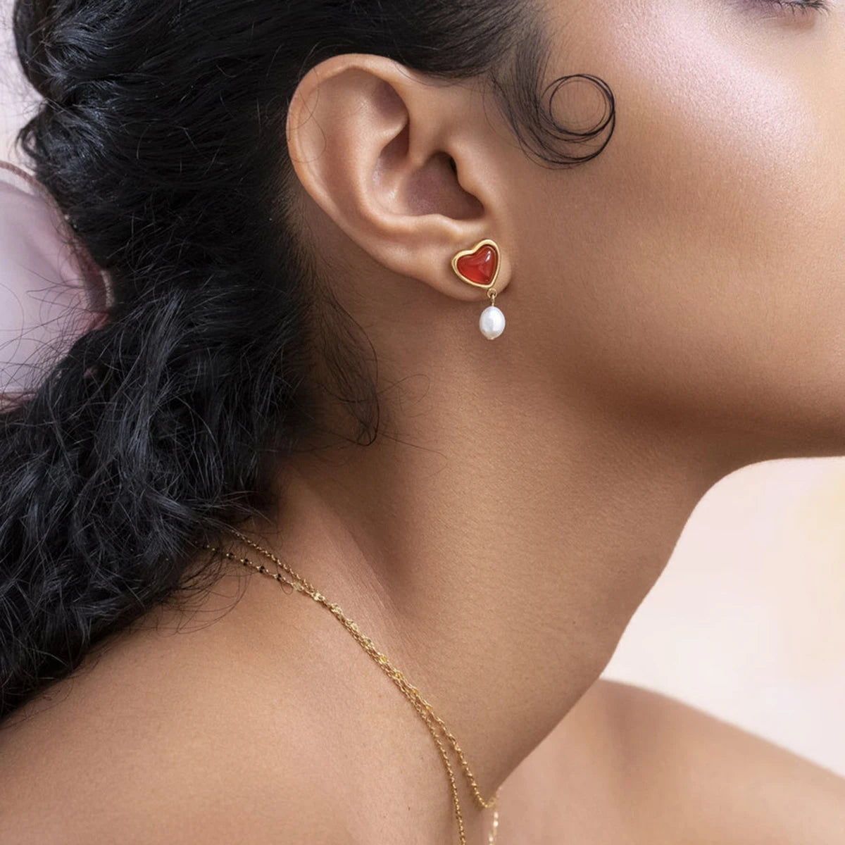 18k vergoldete Damen Edelstahl Liebesherz Süßwasserperlen Ohrringe mit rotem Achat Einlage Statement Textur Klobiges Partygeschenk