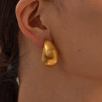 Dråbeformet børstet minimalistisk rustfrit stål 18K forgyldt mat guld øreringe Anløbssikre lette luksus øresmykker til kvinder