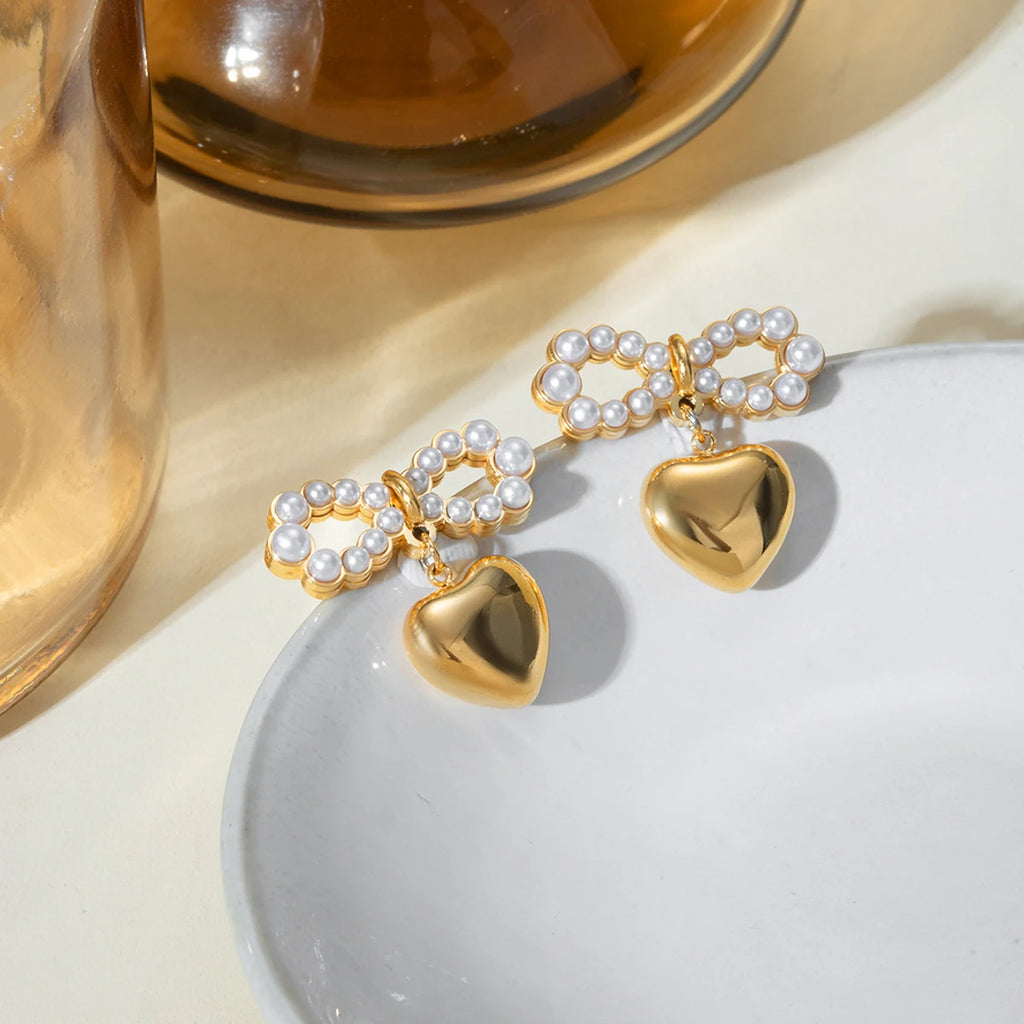 Pendientes colgantes de corazón de amor con lazo de perla de acero inoxidable chapado en PVD de 18K ligero y acogedor, joyería premium de moda para mujer