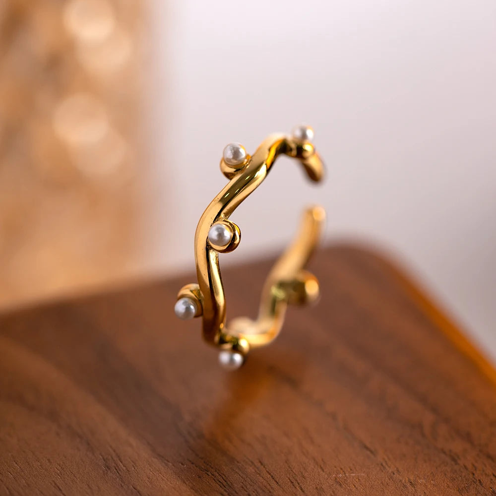 18K vergoldeter Edelstahl unregelmäßige Wasserwellen weiße Perlen Blattzweig Stapelringe Textur trendiger Schmuck Bijoux