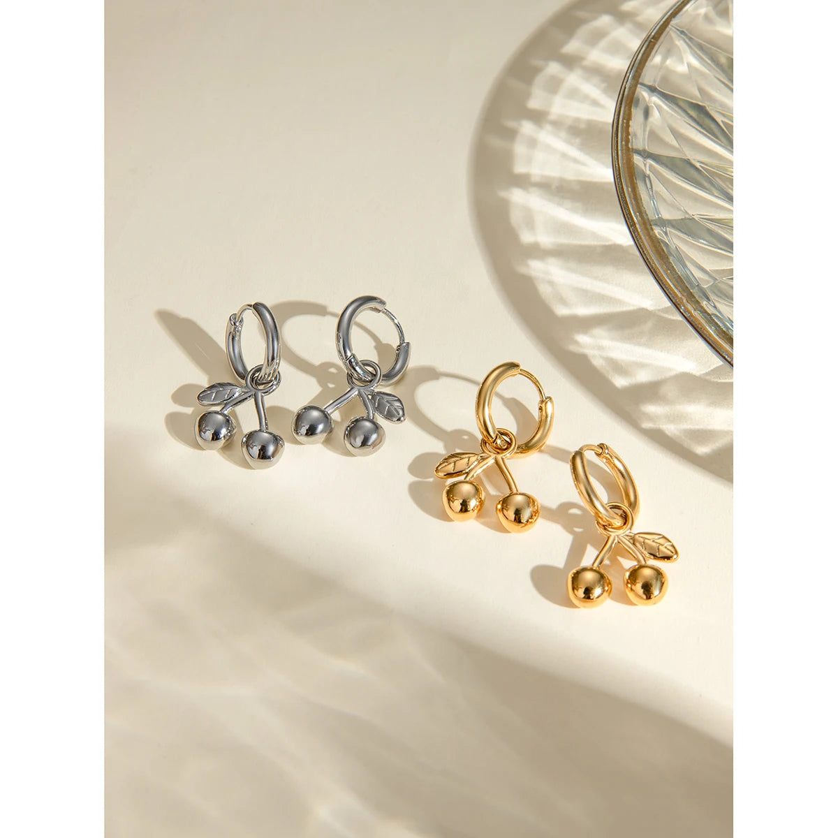 18K forgyldt rustfrit stål geometrisk kirsebærdesign Guldfarve vedhængsøreringe delikat temperament Modesmykker Kvinder