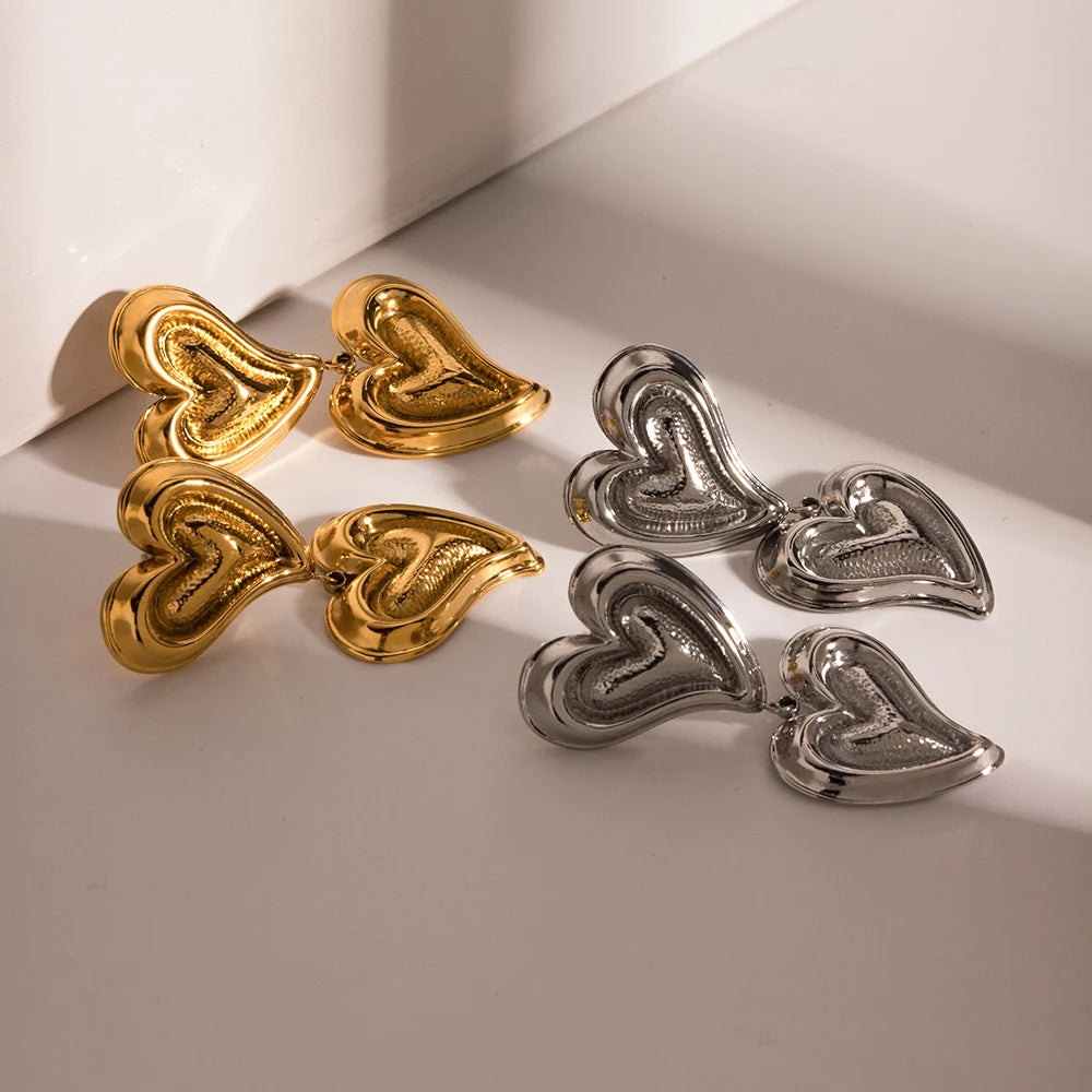 Dobbelt hjerteformet rustfrit stål 18K forgyldt flydende hammerkorn Halv-3D øreringe Lette luksus anløbningssikre smykker