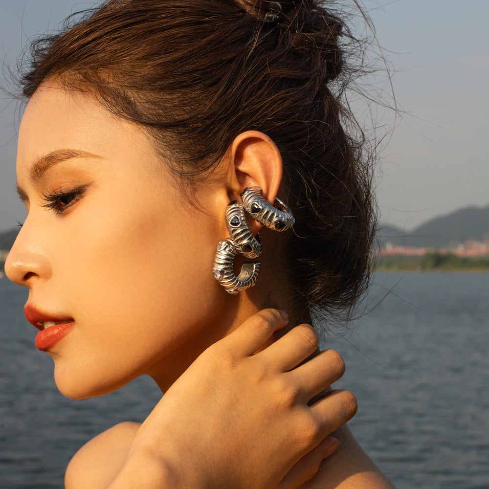 Rustfrit stål stilfulde 18K forgyldte panerede tekstur C-formede øreringe indlagt med zirkon kvinder højkvalitets cirkeløreringe