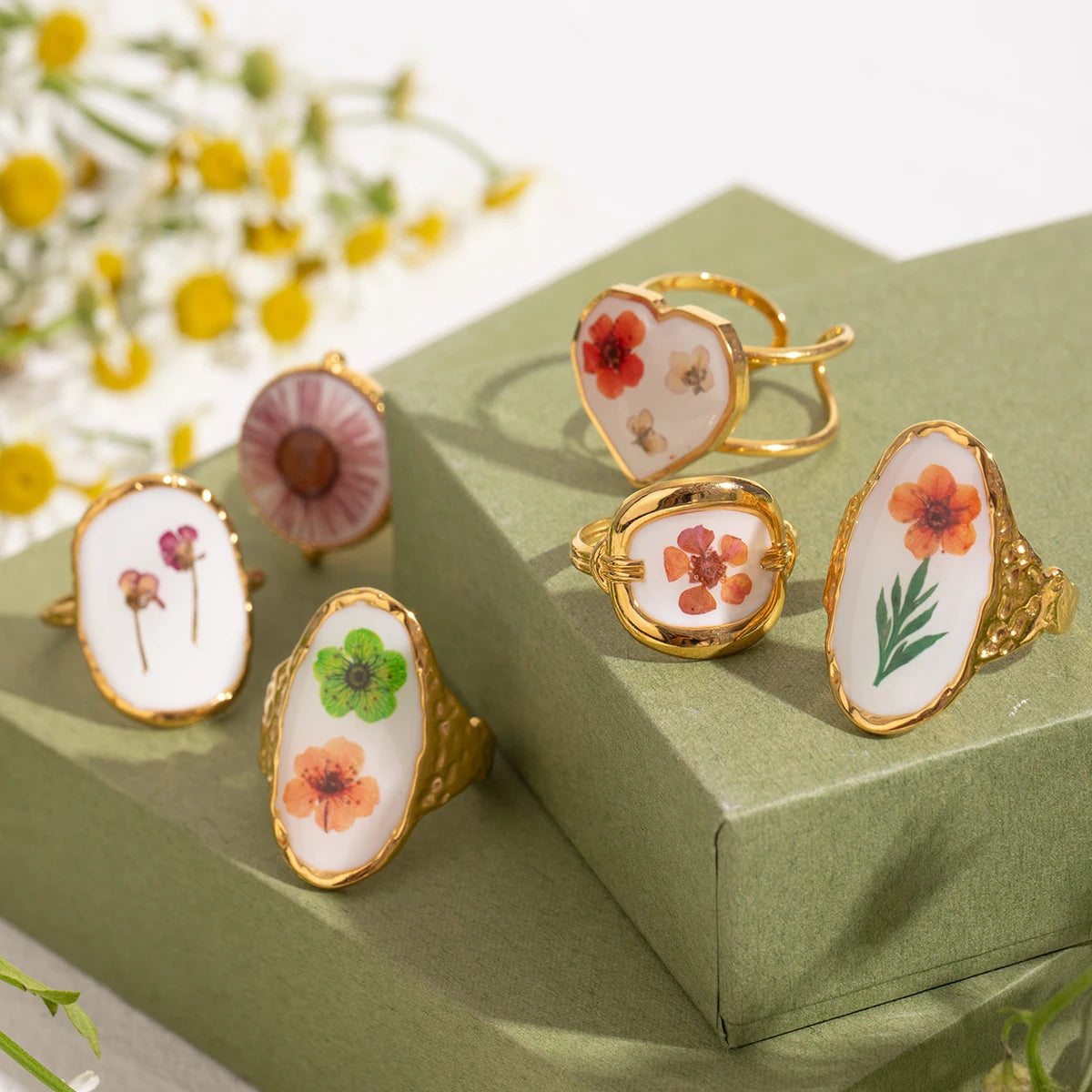 Leichter, gemütlicher, 18k vergoldeter minimalistischer weißer Tropfen-Öl getrockneter Blumen-Open-End-Ring für Frauen aus Edelstahl Statement-Schmuck