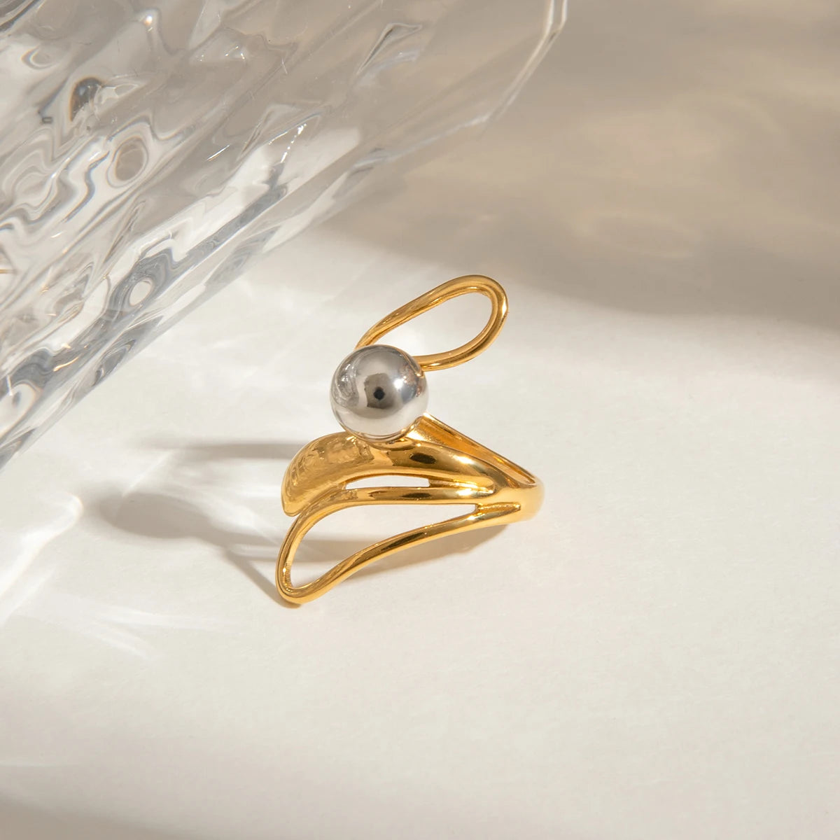 Gold-Silber-Farbabstimmung Unregelmäßiger Hohlstahlkugelring 18K PVD-beschichtet Damen Anti-Allergie Metallanhänger Täglicher Schmuck