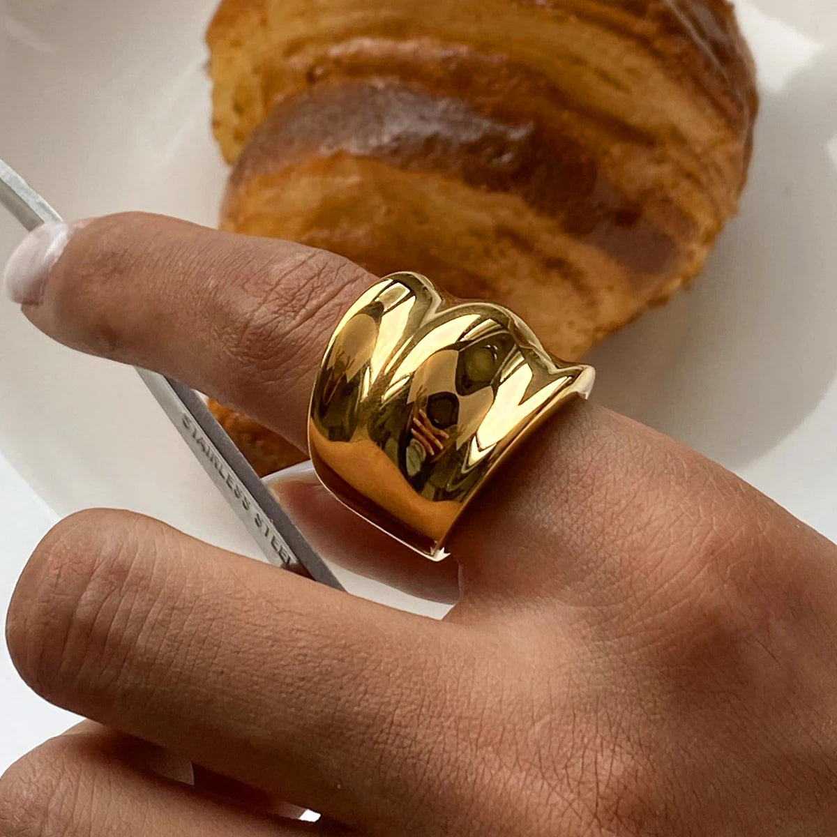 Anillo brillante de triple capa con textura de martillo, acero inoxidable con recubrimiento PVD de 18K, talla 7, accesorio de joyería atractivo a prueba de óxido para mujer, moda
