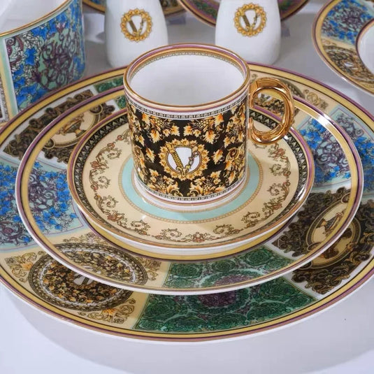 Ensemble de vaisselle familiale Assiette de nourriture occidentale Bol Ensemble de café Vente chaude d'ensembles de vaisselle en porcelaine de couleur européenne Cadeaux CLASSIQUES