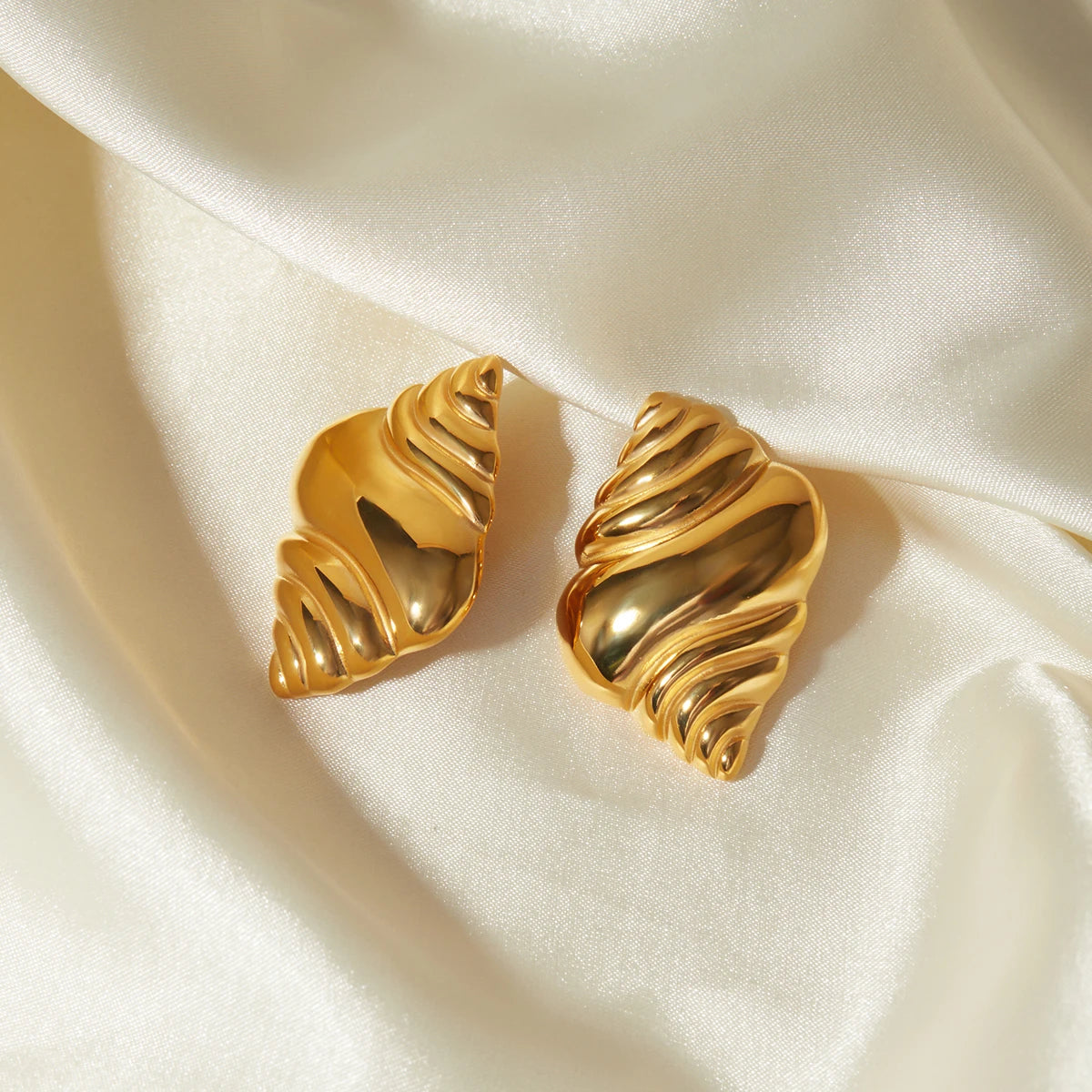 Leichte Gemütliche Minimalistische Muschel/Croissant-förmige Ohrringe aus Edelstahl Statement-Metall 18k Goldbeschichtet Wasserdichter Schmuck für Frauen