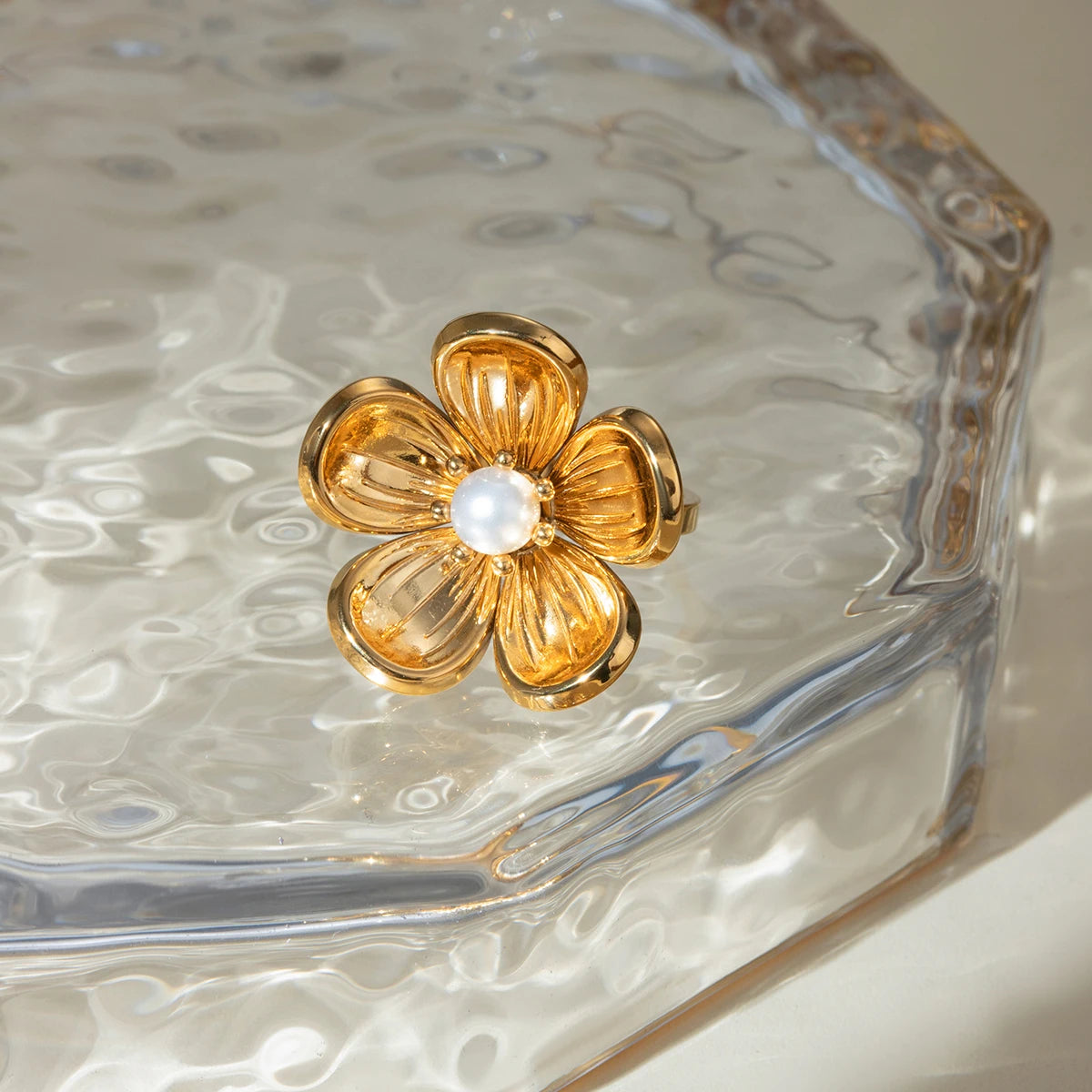 Minimalistischer, 18k vergoldeter, leichter, gemütlicher, blumenförmiger, haftender Kunststoff-Perlen-Öffnungsring für Frauen, Statement-Schmuck aus Edelstahl