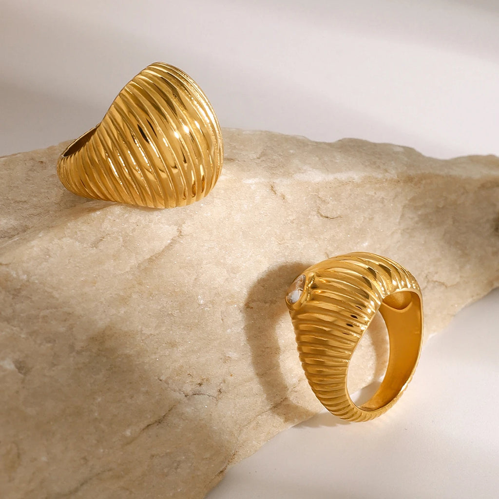 18K PVD Plated Fashion White Love Heart Thread Zirconia Ring Stainless Steel Women Prevent Allergy Attractive Daily Jewelry