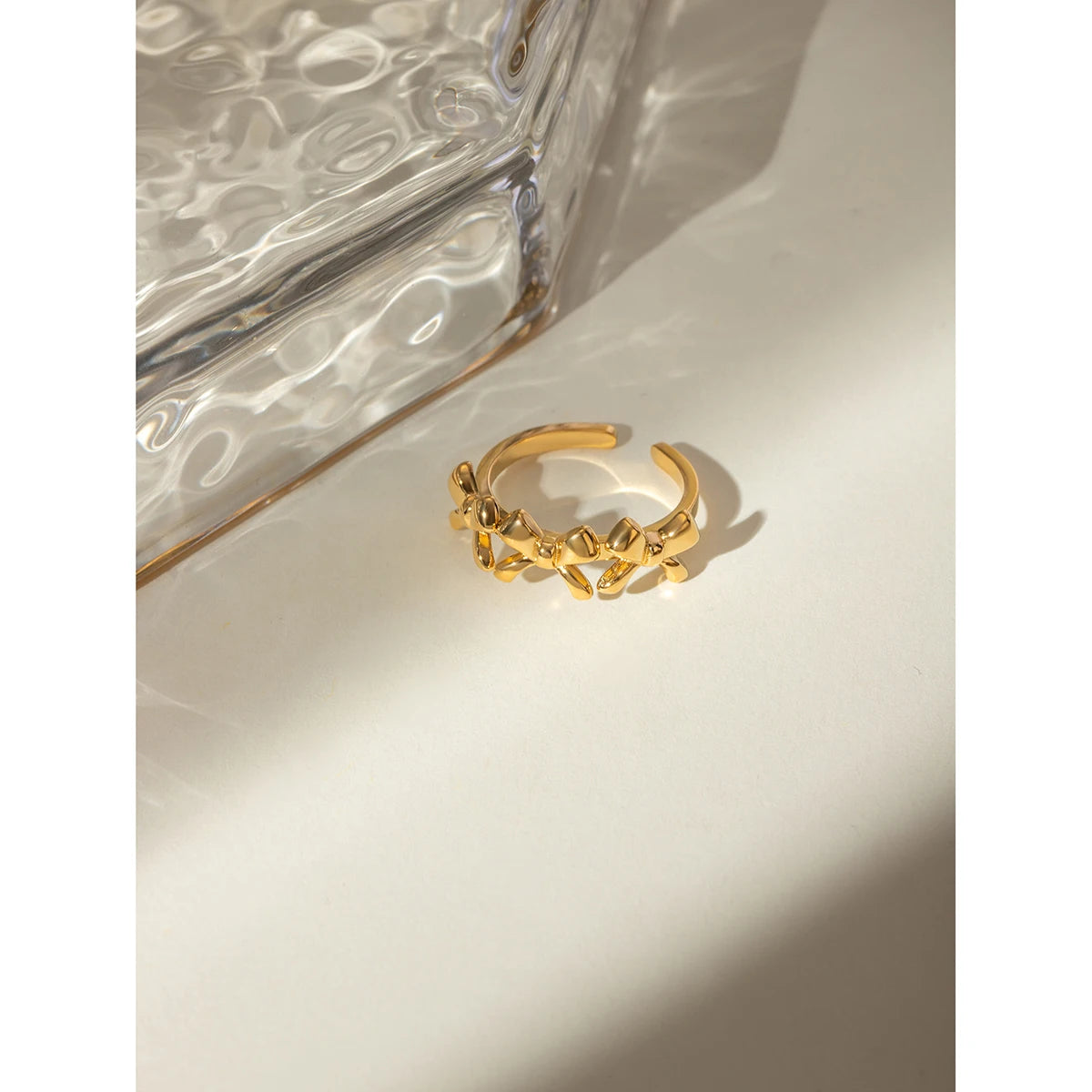 Exquisiter 18K PVD-beschichteter Edelstahl, zarter offener Ring mit drei Schleifen, Damen, hochwertige Charme, stilvoller Schmuck