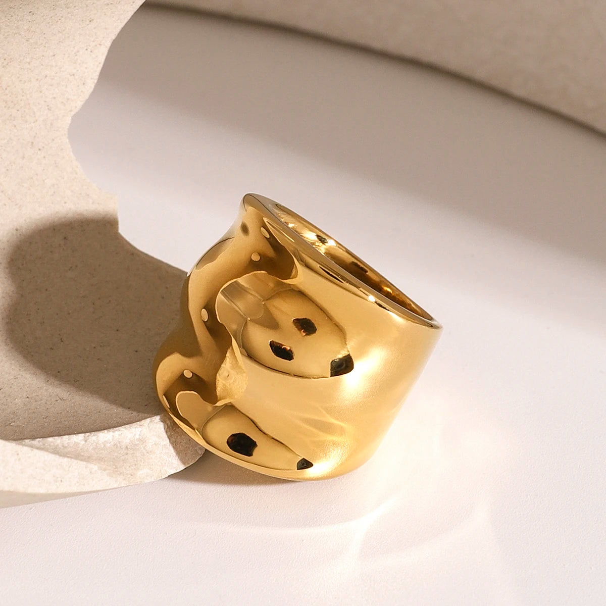 Anillo brillante de triple capa con textura de martillo, acero inoxidable con recubrimiento PVD de 18K, talla 7, accesorio de joyería atractivo a prueba de óxido para mujer, moda