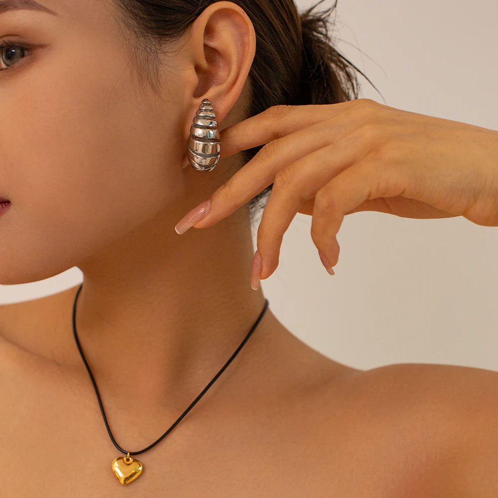 Vanddråbe i rustfrit stål Håndemaljerede, hule øreringe i mode, personlig guldfarve tekstur, vandtætte smykker