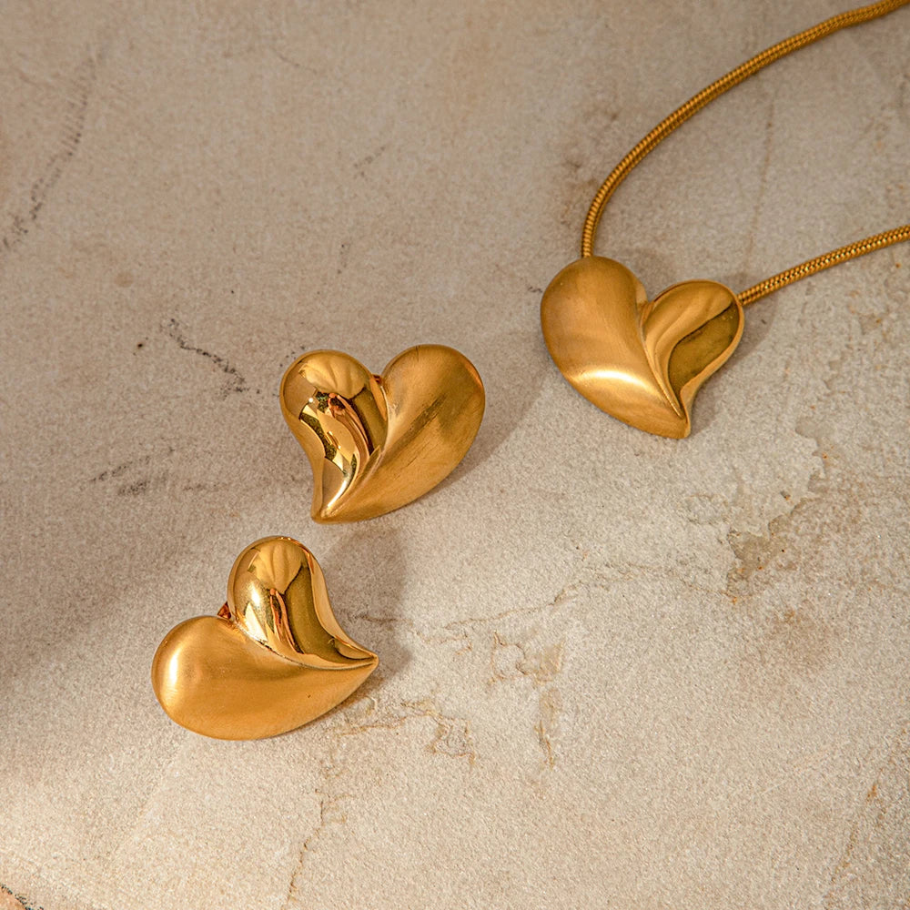 Halvfritliggende rustfrit stål 18K forgyldt kærlighedshjerte glatte børstede øreringe og halskæde Low Key Luksus Kvinder iført smykker