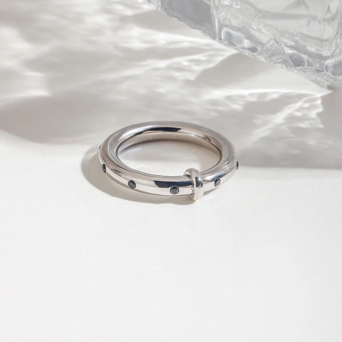 Bague unique en strass noir pour hommes et femmes Bague inhabituelle Résistante à l'eau Plaqué PVD 18K Bagues simples pour doigts