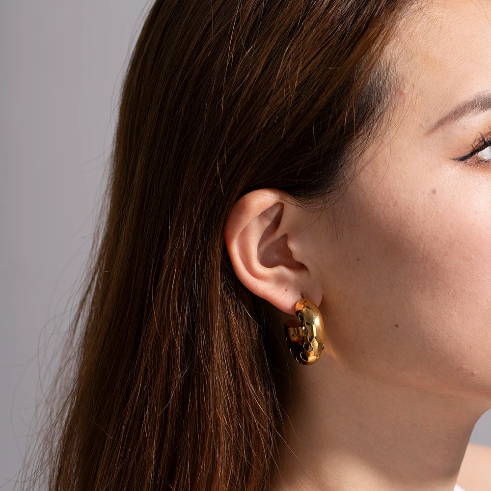 Rustfrit stål højkvalitets 18K forgyldt buttet C-formet Love Heart hule ørestikker Minimalistiske rustsikre charmesmykker