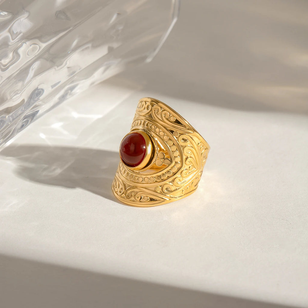 Modischer 18K PVD-beschichteter Edelstahl mit Retro-Muster, eingelegter halbgesichtiger roter Achat, offener Ring, Damen-Charm-Statement-Schmuck