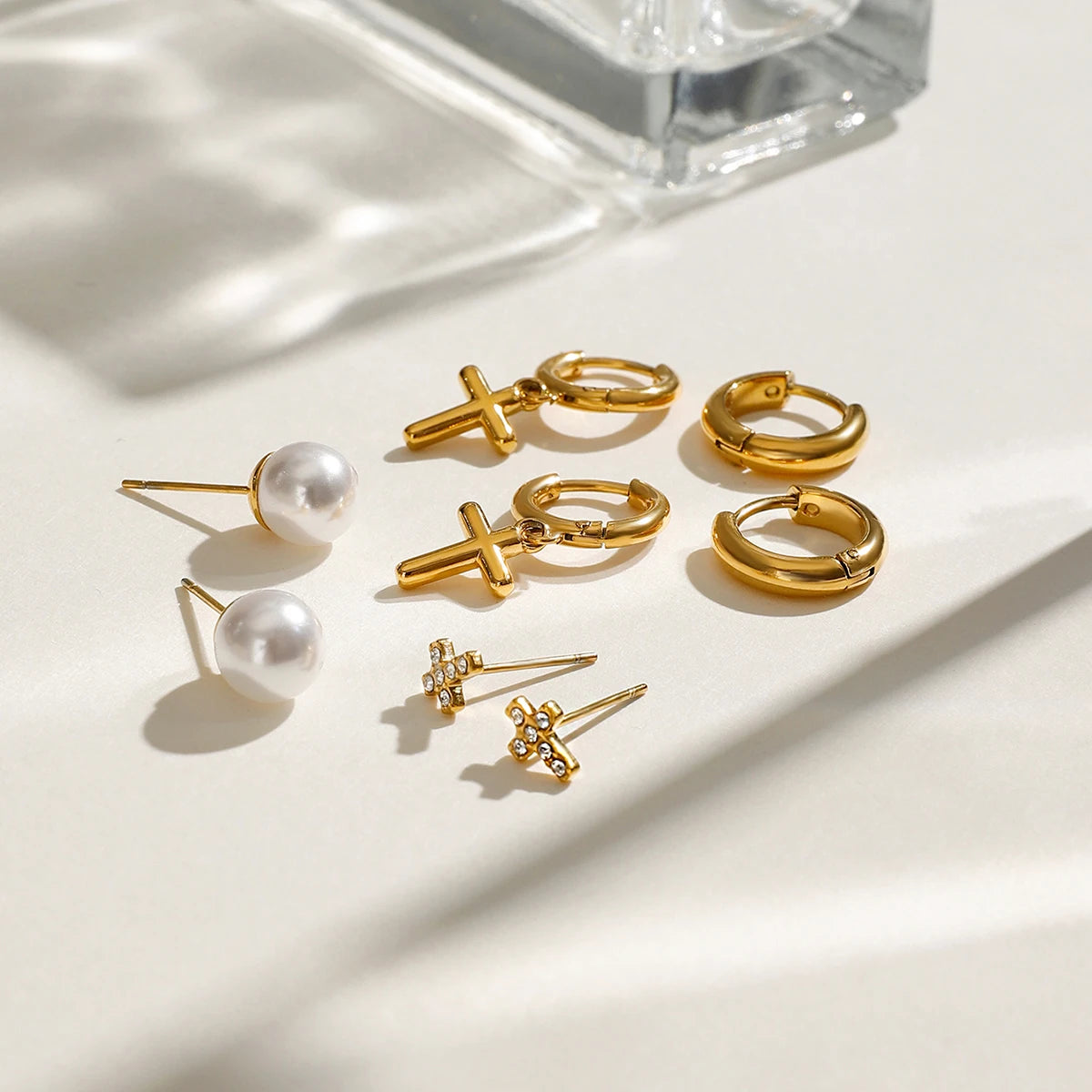 4 Paare pro Karte Edelstahl Kreuz weiße Strass Perlen Ohrringe Damen 18K PVD-beschichtet Allergikerfreundlich Rostfrei Schmuck