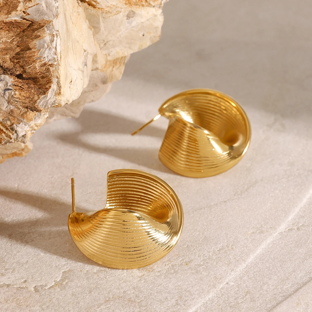 Minimalistisk 18k vintage uregelmæssig snoet stykke Ribbede øreringe, charmerende rustfrit stål, vandtætte attraktive smykker