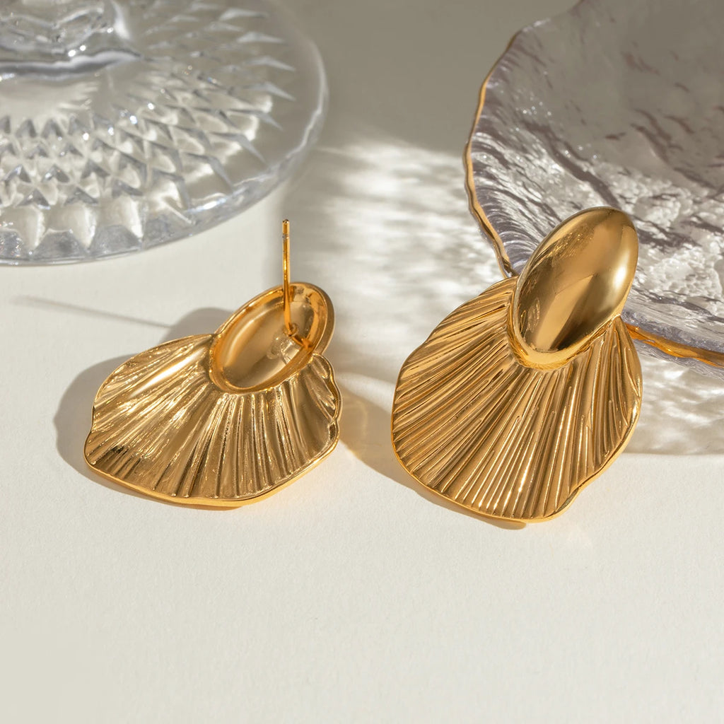 Minimalistisk 18K Beach Rustfrit Stål Fiskehale Ribbede Polerede Stud Øreringe Kvinder Anti Allergisk Elegant Charm Daglige smykker