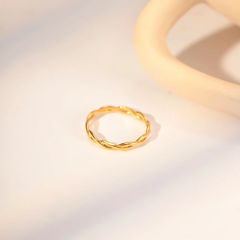 Bague fermée design ligne croix plaquée or 18 carats luxe léger acier inoxydable femmes texture métal anti-rouille cadeau bijou romantique