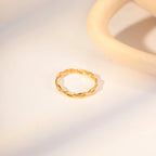 Bague fermée design ligne croix plaquée or 18 carats luxe léger acier inoxydable femmes texture métal anti-rouille cadeau bijou romantique