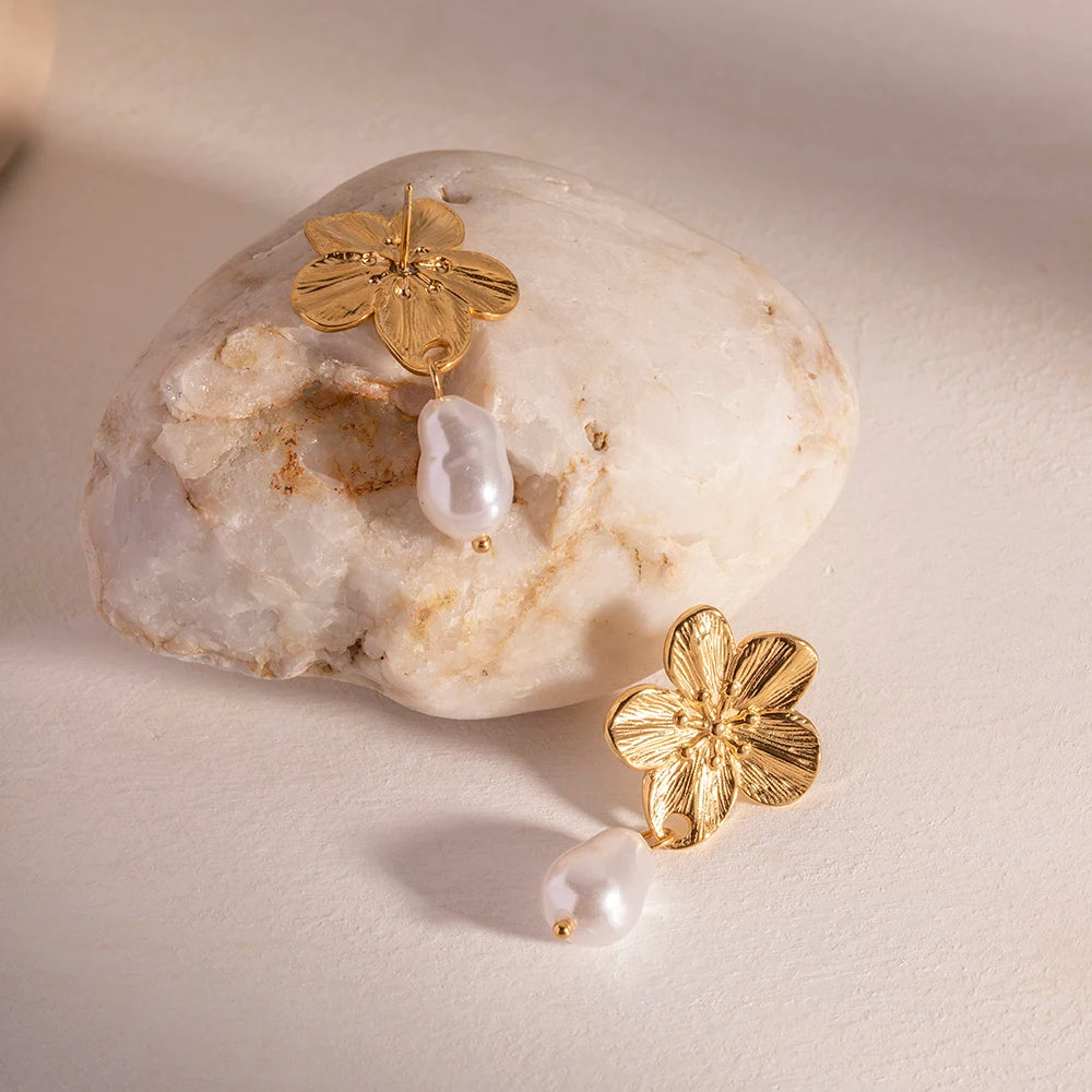 Neue klobige Luxus-Ohrringe aus Edelstahl mit Muschelperle für Damen, 18K goldbeschichtete florale Anhänger-Ohrringe, dicke Ohrschmuck