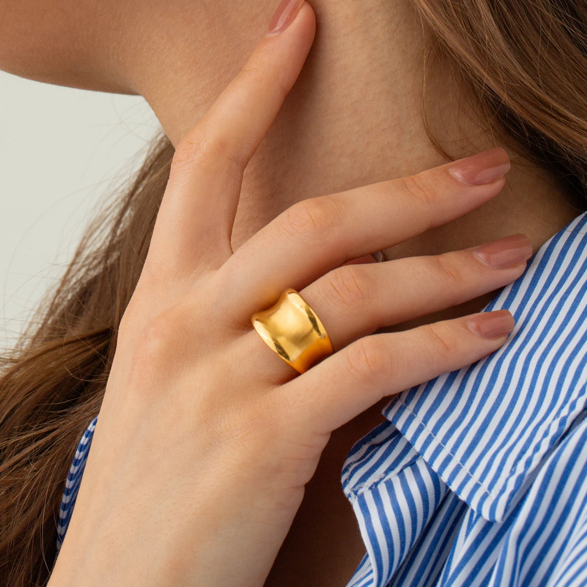 Anello chiuso geometrico dorato spazzolato in acciaio inossidabile placcato oro 18K con texture metallica per dito, gioielleria in acciaio inossidabile da donna, regalo