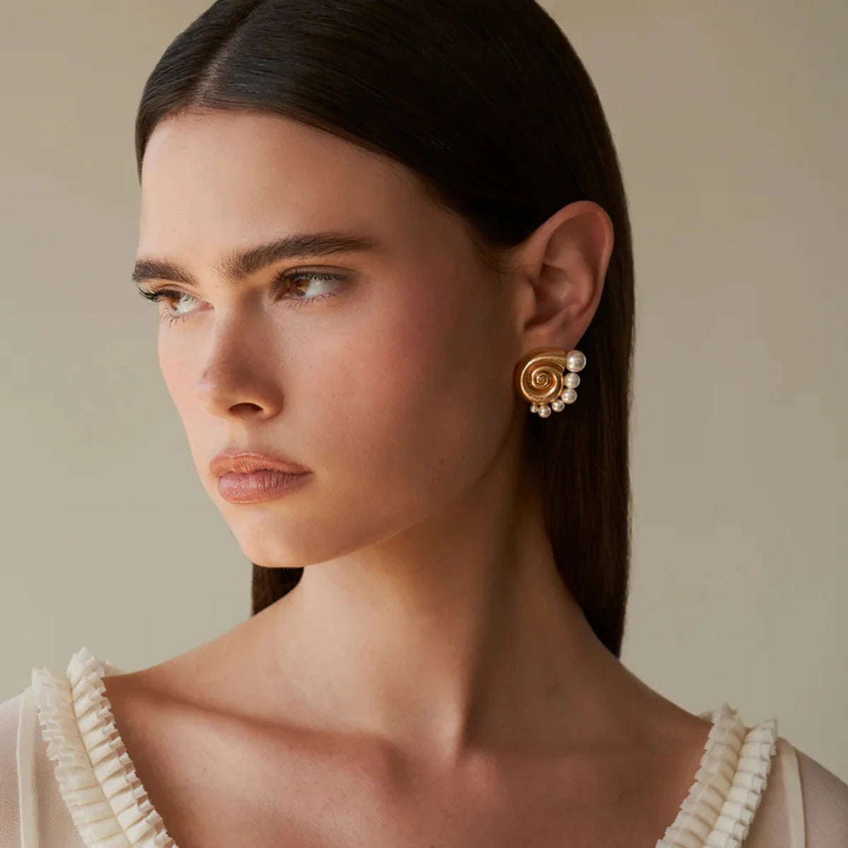 18K PVD-beschichteter Edelstahl Minimalistischer Conch mit Halbkreis-Muschelperlenohrring Hochwertiger Stilvoller Rostfreier Schmuck