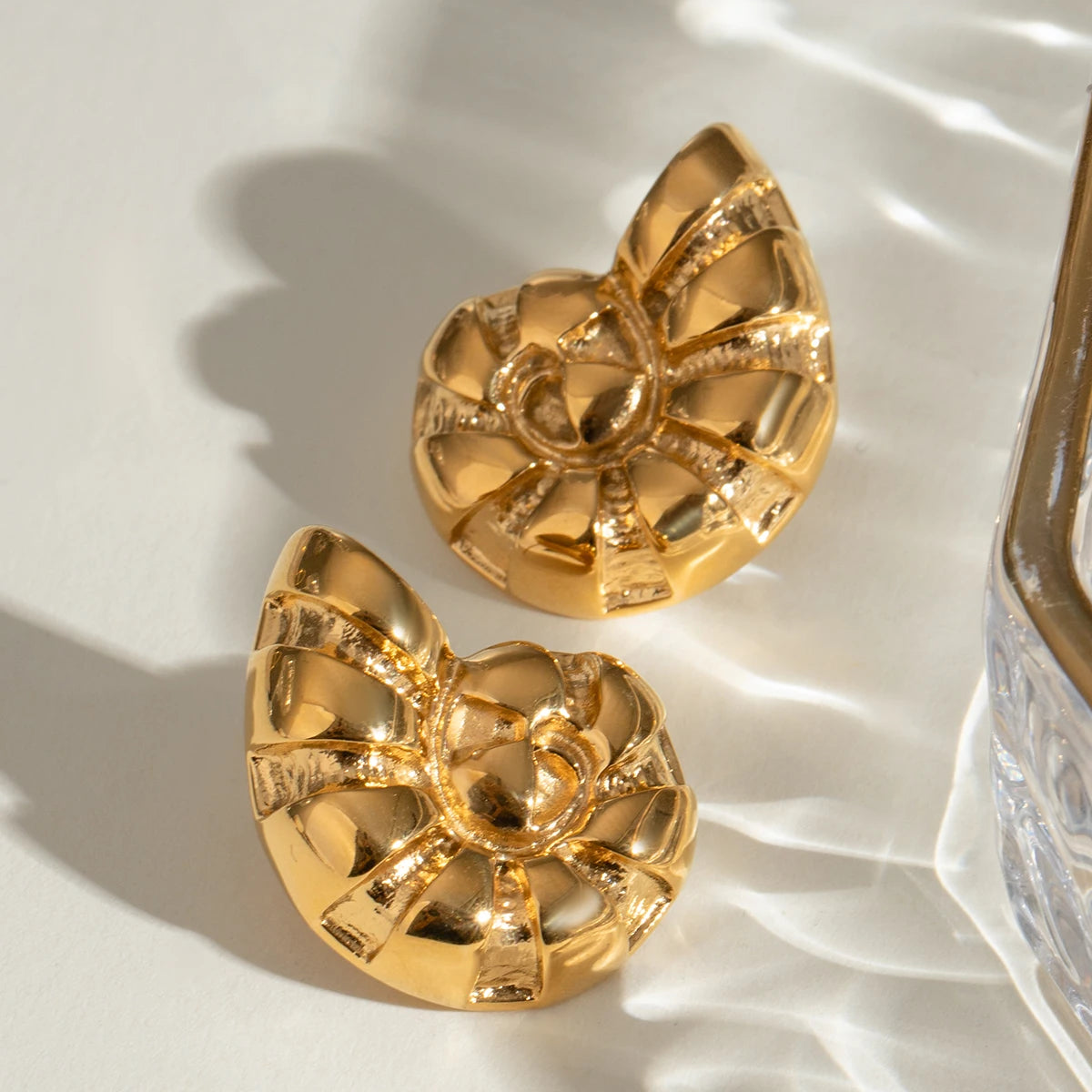 Minimalistisk 18K Beach Rustfrit Stål Konkylie Ribbet Ocean Breeze Øreringe Kvinder Anti Allergisk Elegant Charm Daglige smykker