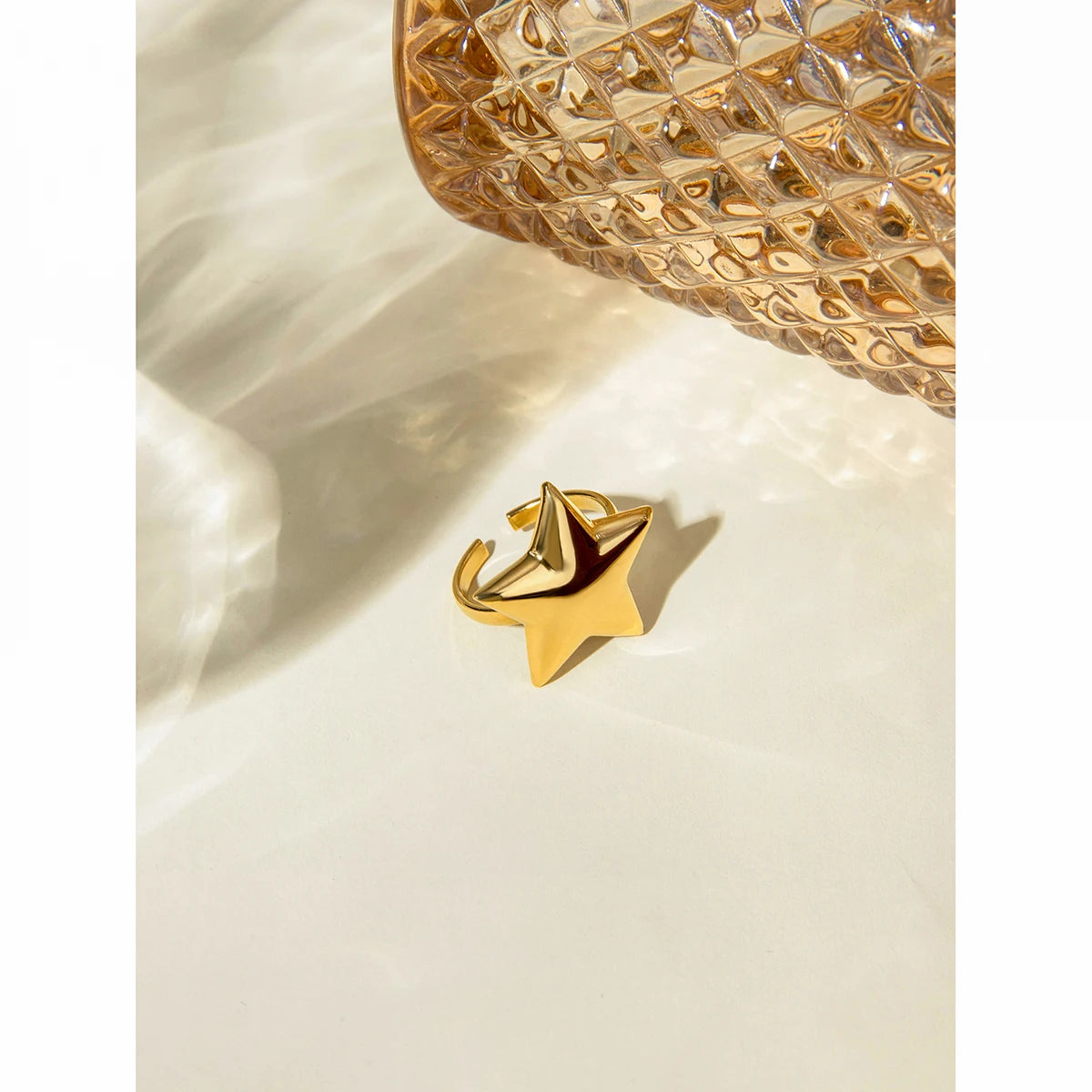 18K PVD-beschichteter leichter, gemütlicher Edelstahl geometrischer glatter konvexer Pentagramm-Offenring trendiger Premium-Statement-Schmuck für Frauen