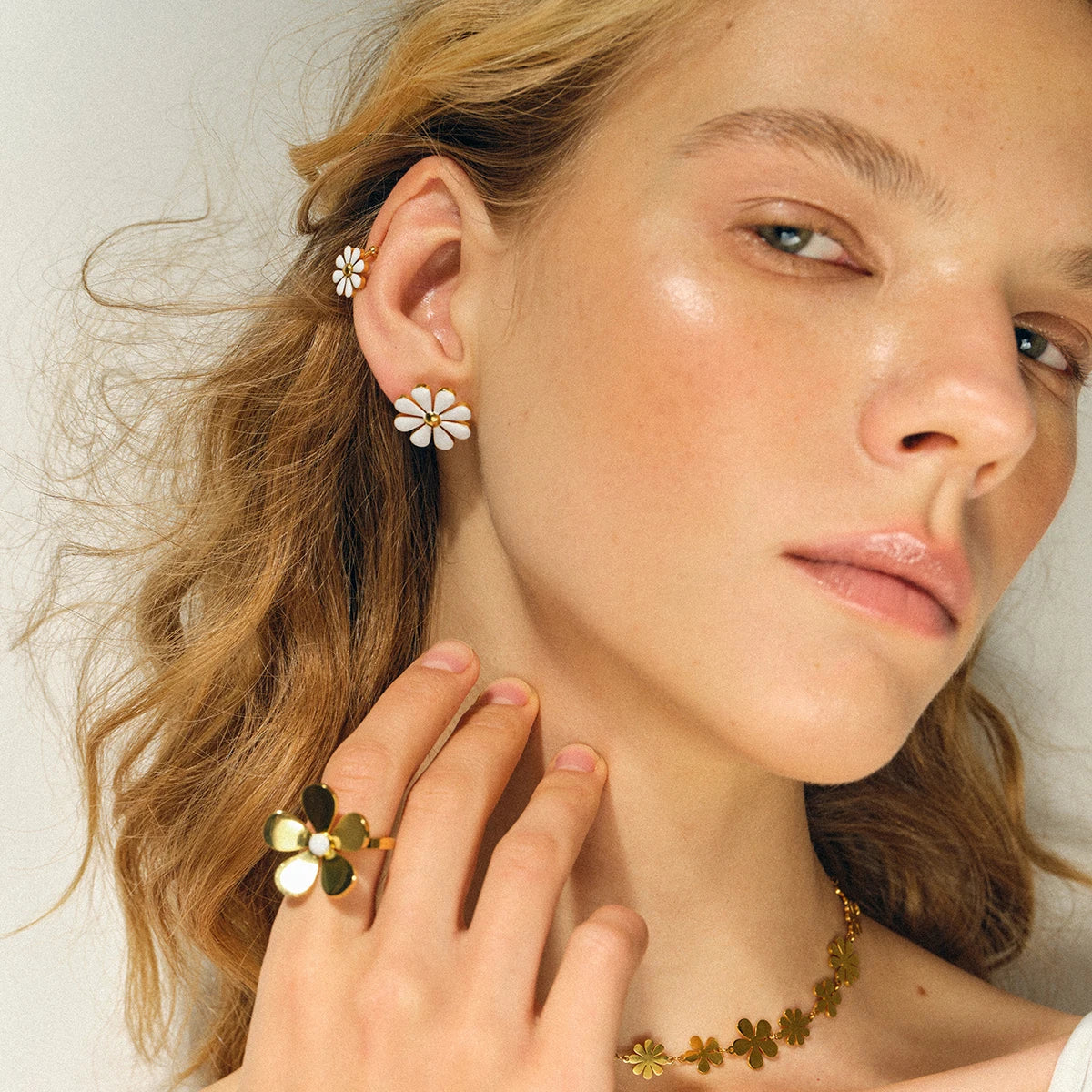 18K PVD lys luksus belagt rustfrit stål hvid olie dryppende otte-bladede blomst Small Daisy øreringe Kvinder Statement smykker