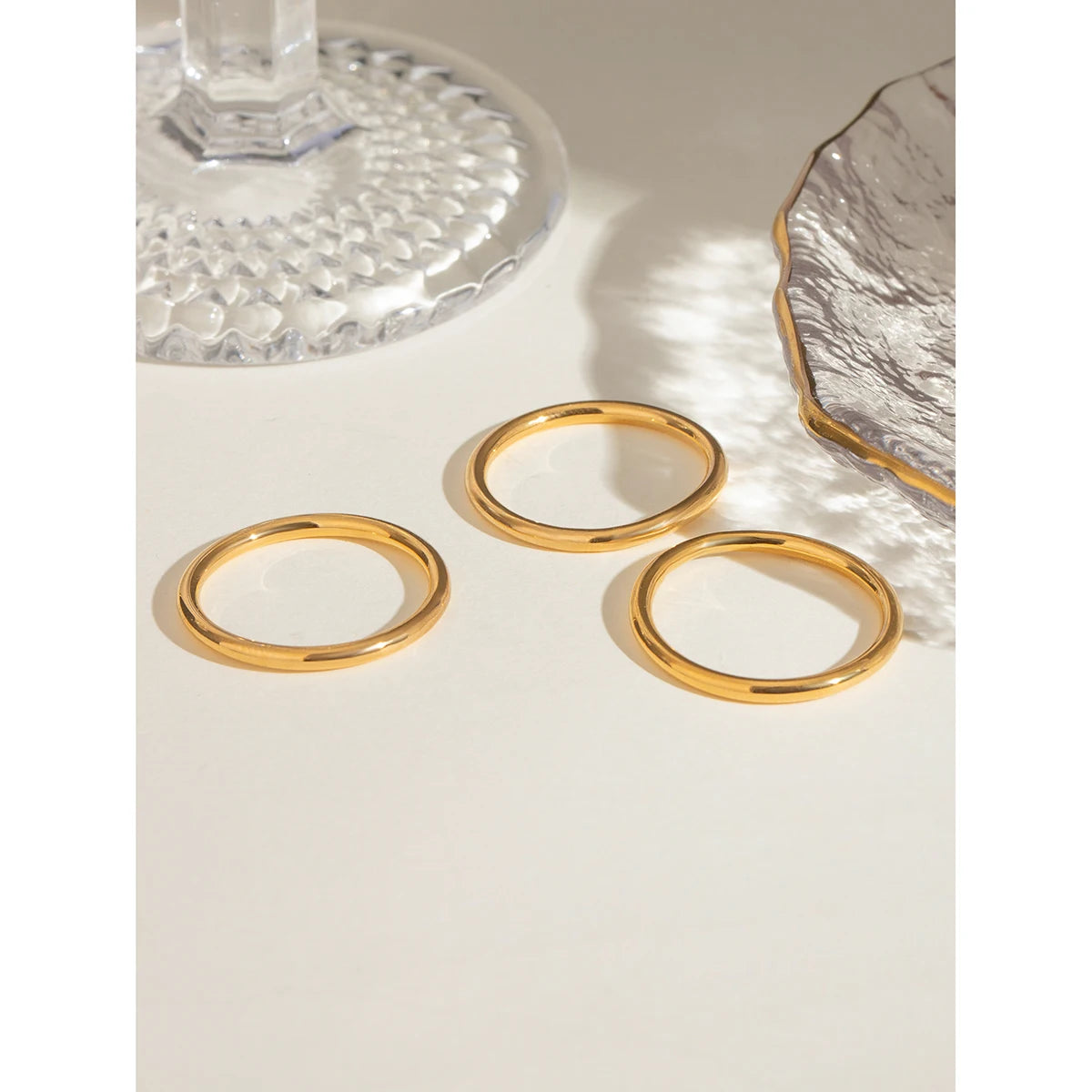 Conjunto de tres anillos de círculo de acero inoxidable chapado en oro de 18K color oro rosa talla 7 para mujer joyería de metal hipoalergénica de declaración