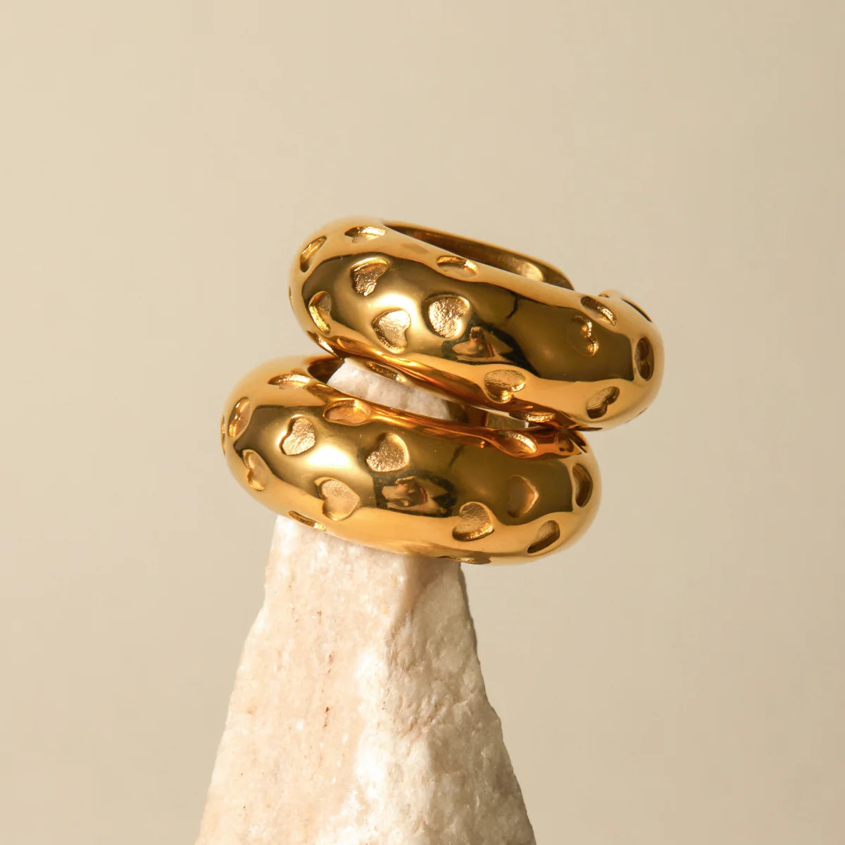 Kreativ anløbningsfri rustfrit stål kærlighedshjerte hult C-formet øreklemme 18K Pvd forgyldt metaltekstur Modesmykker