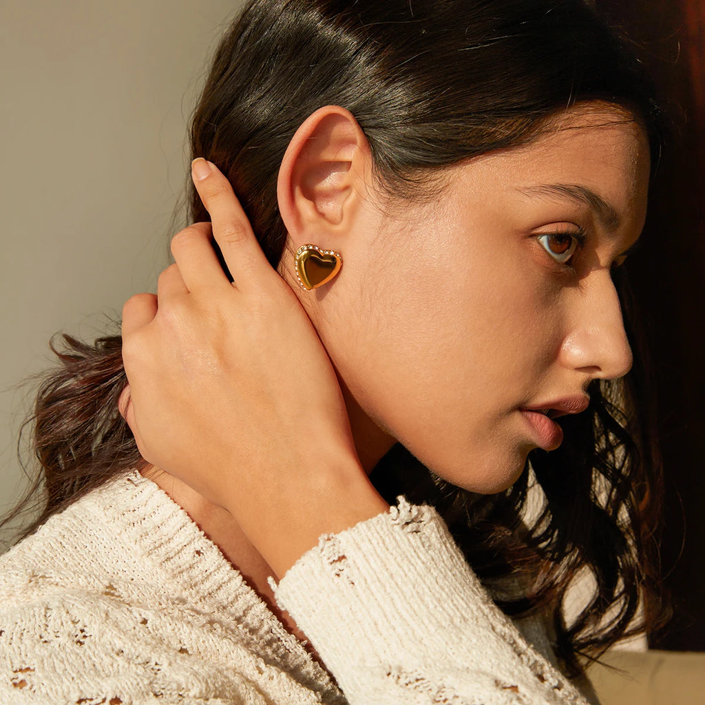 Rustfrit stål 18k forgyldt Minimalistisk Love Heart Øreringe Indlæg med Rhinestones Vandtæt Femme Chic Gala Stilfulde smykker