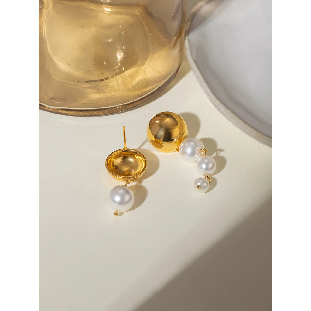 Exquisite 18K PVD-beschichtete Edelstahl zarte runde glatte hängende weiße Imitationsperlenohrringe für Frauen stilvoller Schmuck