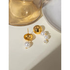 Exquisite 18K PVD-beschichtete Edelstahl zarte runde glatte hängende weiße Imitationsperlenohrringe für Frauen stilvoller Schmuck