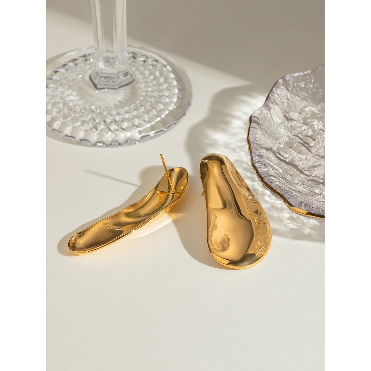 18K PVD-beschichtete modische asymmetrische Linsen-konvexe Hammerschlag-Struktur Ohrringe aus Edelstahl für Frauen, allergiepräventiv, stilvoller Schmuck