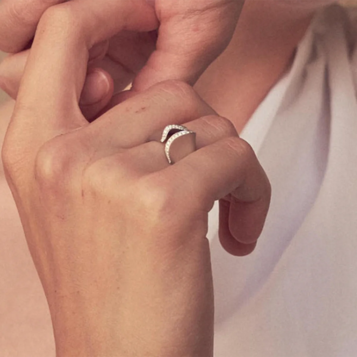 18k vergoldeter Damenring aus Edelstahl, wellenförmig, offen, mit Einlage aus Strasssteinen, Statement-Textur, klobige Ohrringe, Partygeschenk