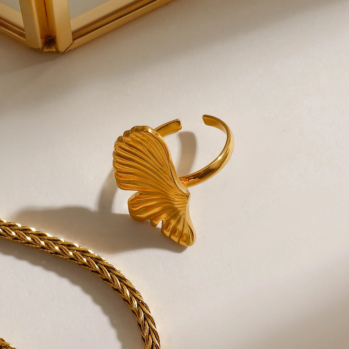 Gold-Silber-Farbabstimmung Mehrschichtiger Unregelmäßiger Stahlkugelring 18K PVD-beschichtet Damen Anti-Allergie Metallanhänger Täglicher Schmuck