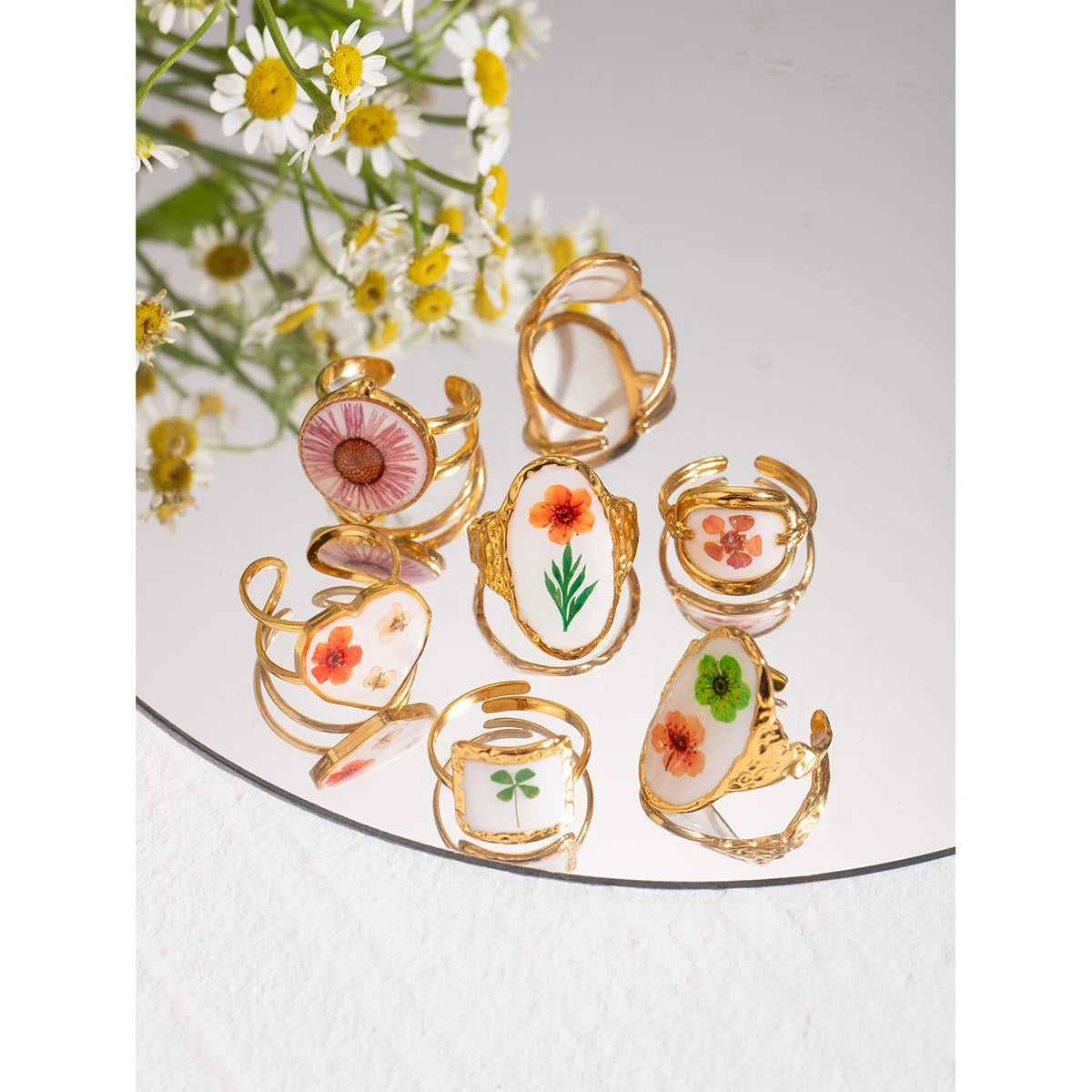 Leichter, gemütlicher, 18k vergoldeter minimalistischer weißer Tropfen-Öl getrockneter Blumen-Open-End-Ring für Frauen aus Edelstahl Statement-Schmuck